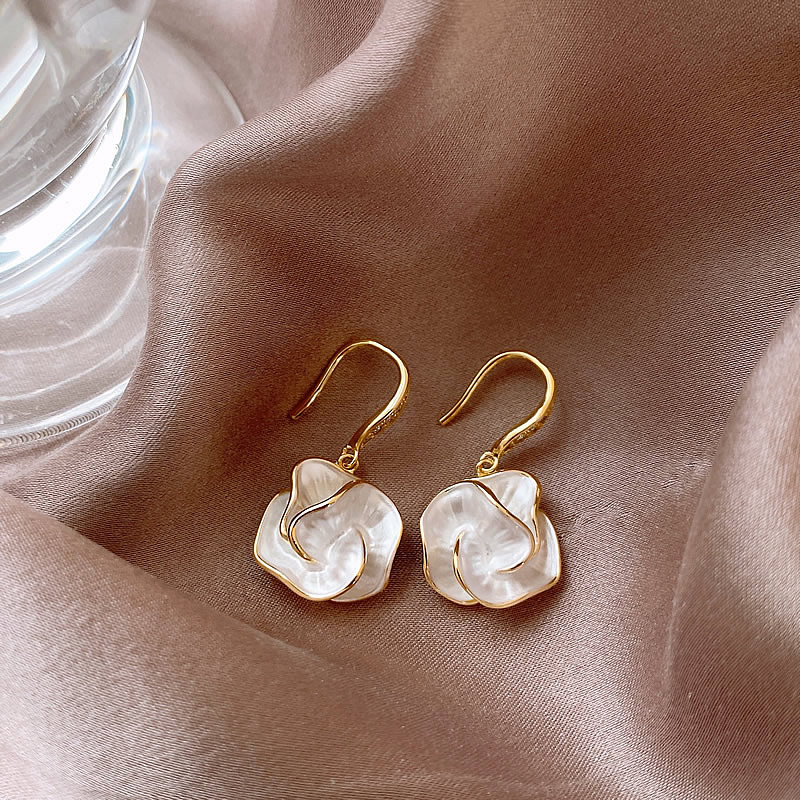 Boucles d'oreilles élégantes avec des pétales blancs