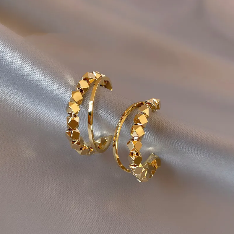 Boucles d'oreilles en or cubiques élégantes
