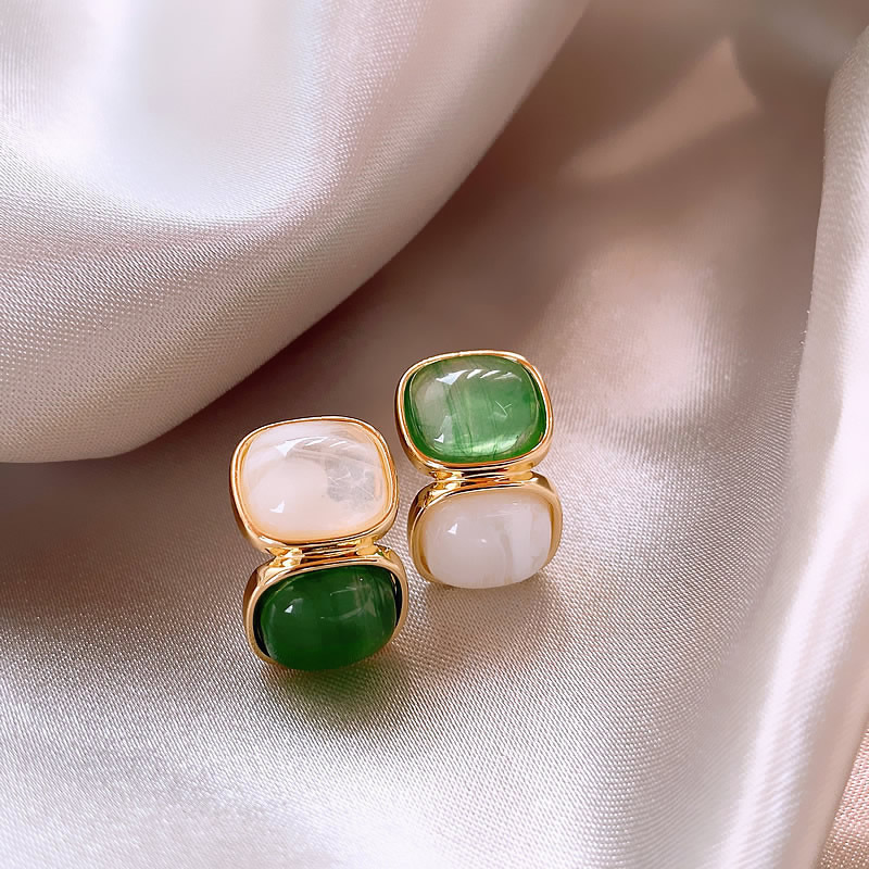 Boucles d'oreilles élégantes avec pierres blanches et vertes en or
