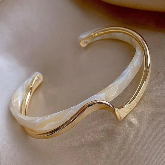 Bracelet Élegant en Or avec Opale Blanche