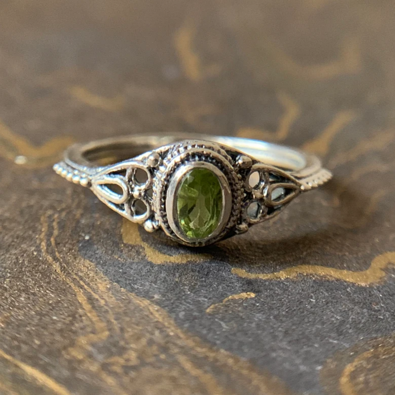 Bague en Argent avec Pierre d'Olive Vintage