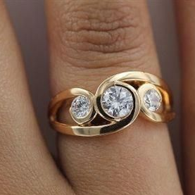 Bague en Or Spirale Incrustée de Zirconia Vintage