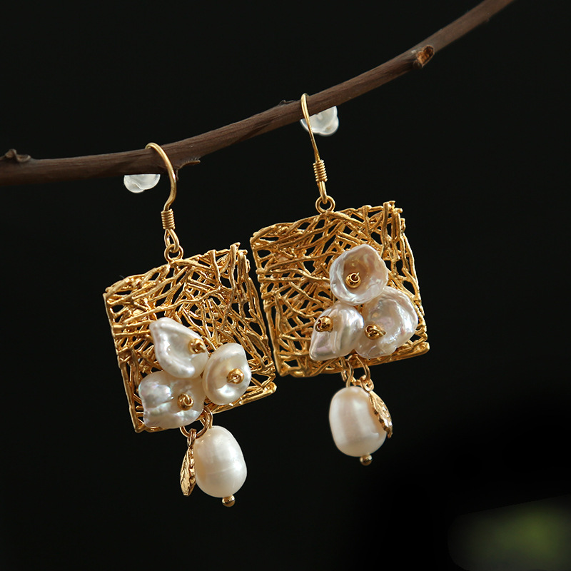 Boucles d'oreilles vintage en perles blanches et fleurs