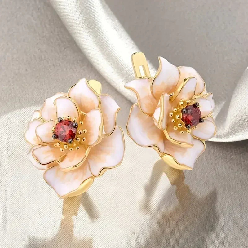 Boucles d'oreilles en fleur blanche avec zircon rouge | Or