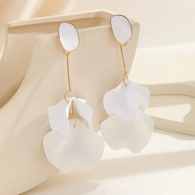 Boucles d'oreilles pendantes en pétales blancs