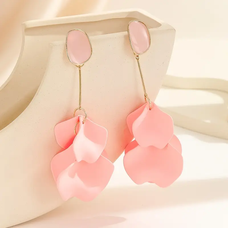 Boucles d'oreilles pendantes en pétales rose clair