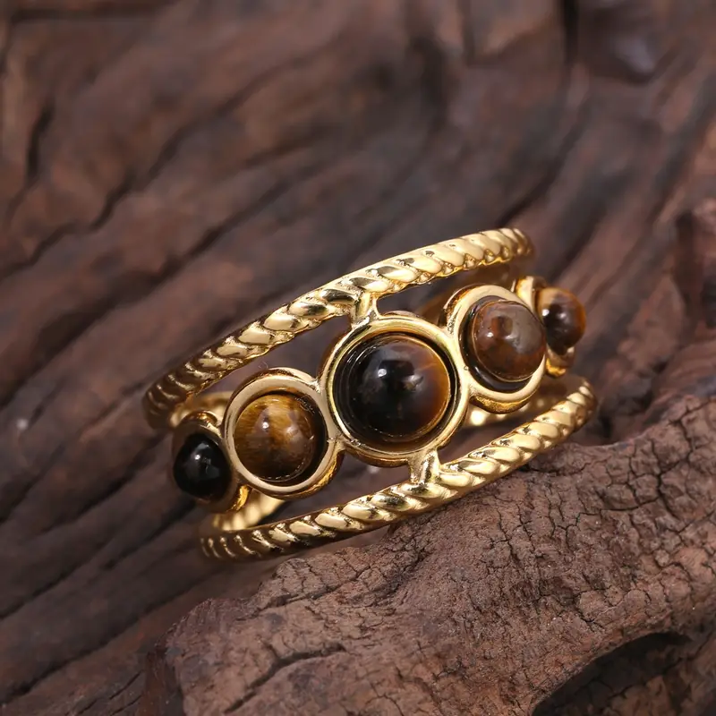 Bague en or avec pierre brune