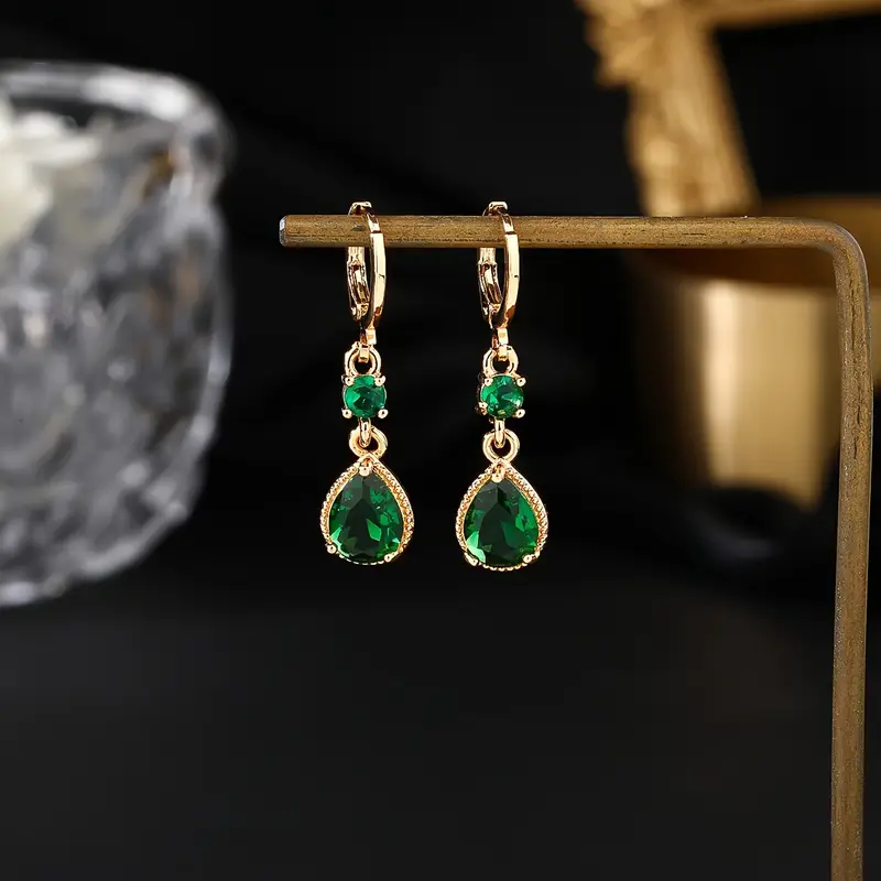 Boucles d'oreilles en or avec zirconium vert pendantes