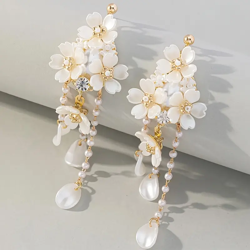 Boucles d'oreilles en perles blanches Dangling Blossom