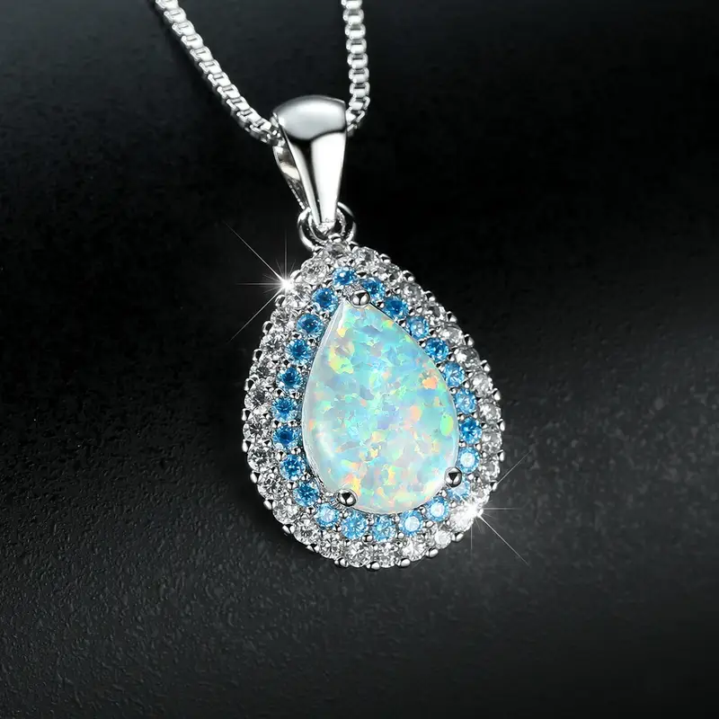 Collier Pendentif en Opale Bleue Étincelante