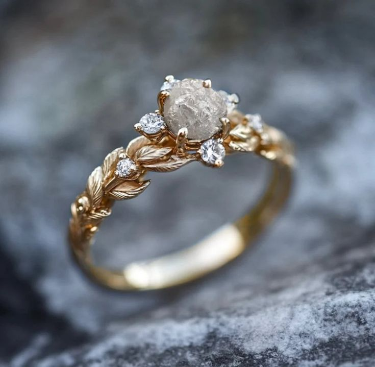 Bague en or avec pierre exotique blanche
