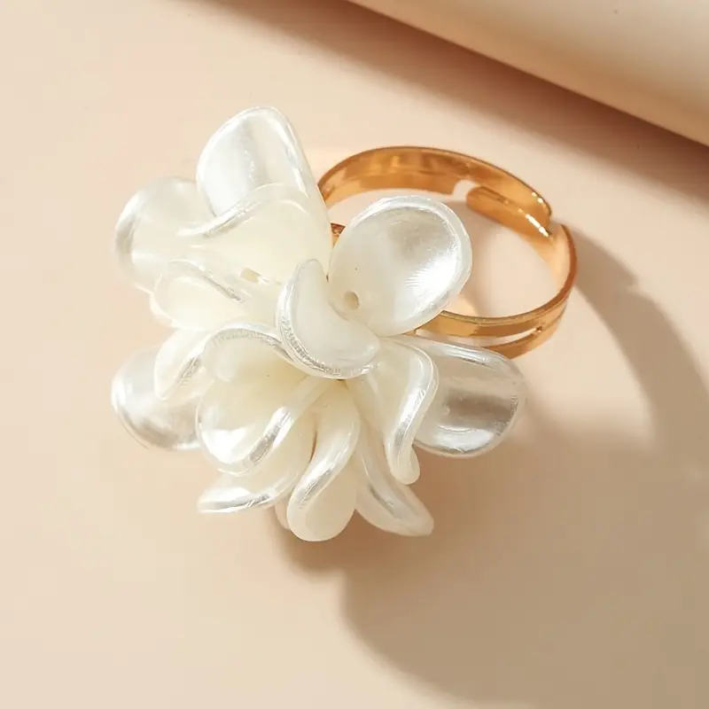 Bague dorée à fleur irrégulière blanche