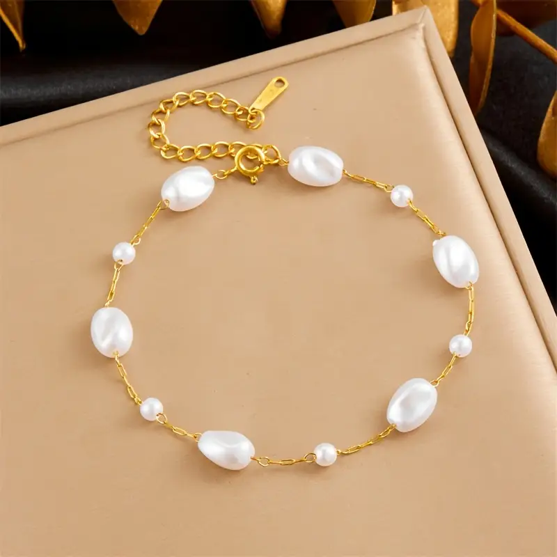 Bracelet fin en or avec perles blanches
