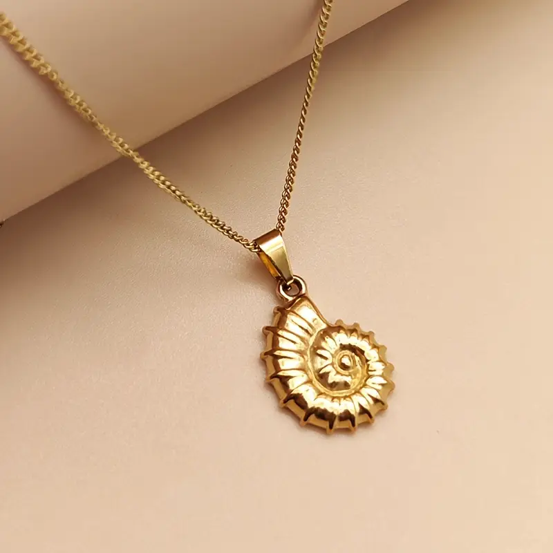 Collier en coquillage doré
