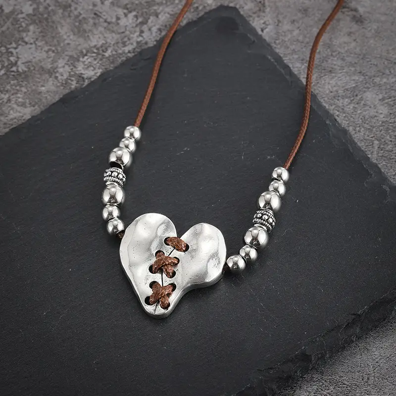 Collier en cuir en forme de cœur argenté