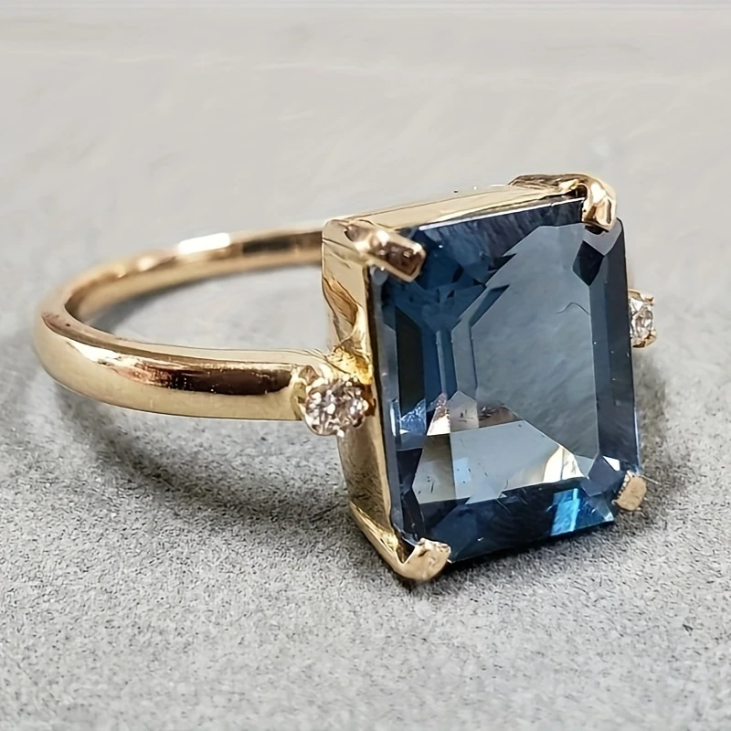 Bague en Or avec Cristal Bleu Céleste Cubique