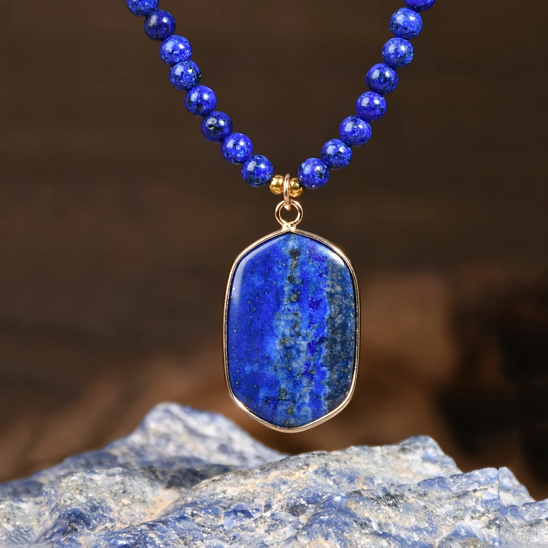 Collier en or avec pierre bleue