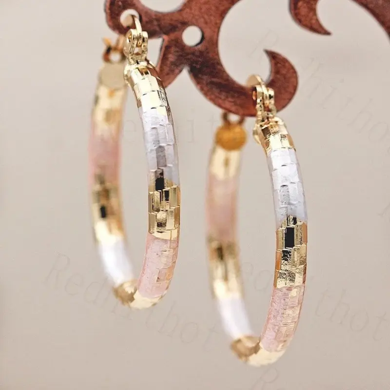 Boucles d'oreilles créoles en or et rose blanche