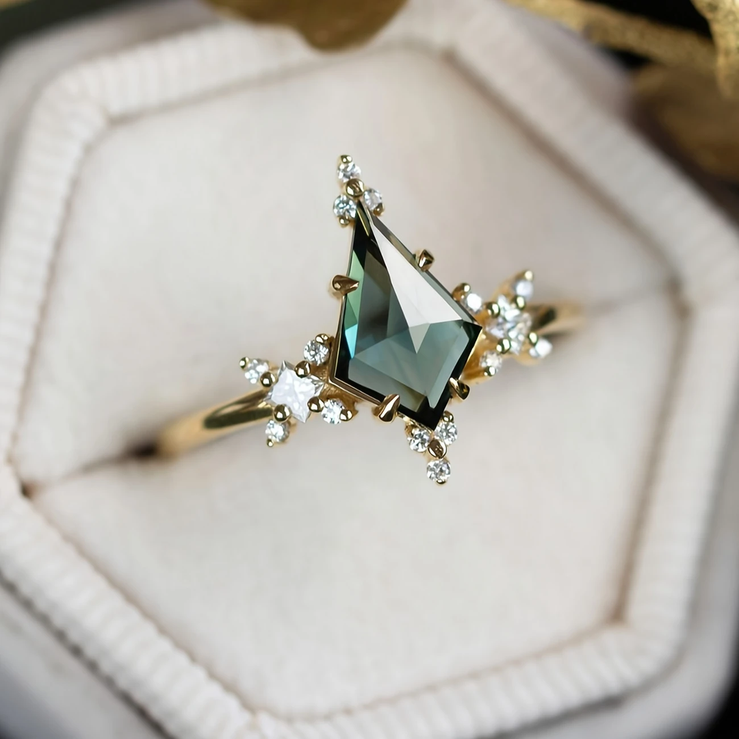 Bague Brillante avec Goutte de Cristal Vert