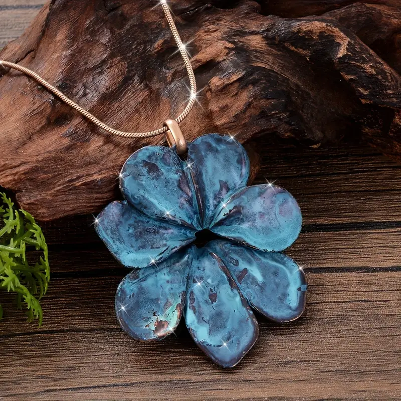 Collier en or avec fleur bleue