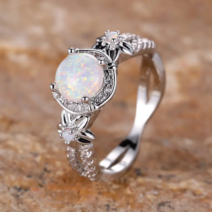 Bague Ronde Étincelante en Opale Blanche
