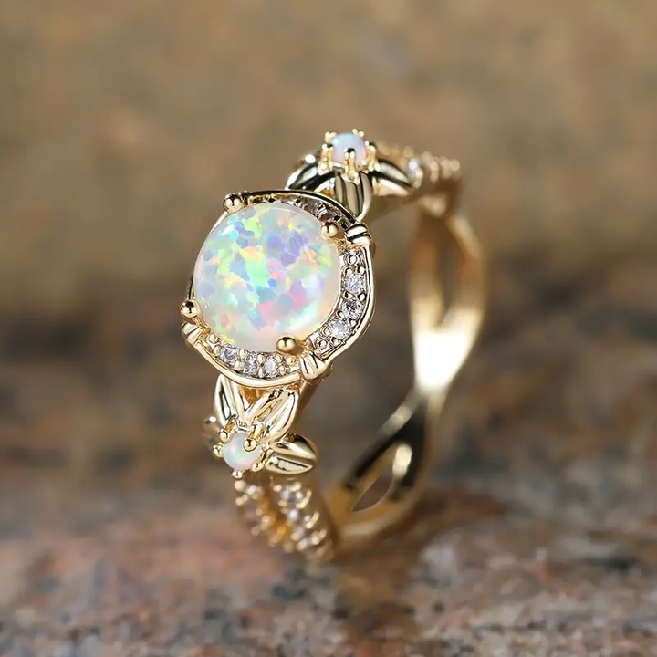 Bague Ronde Étincelante en Opale Blanche