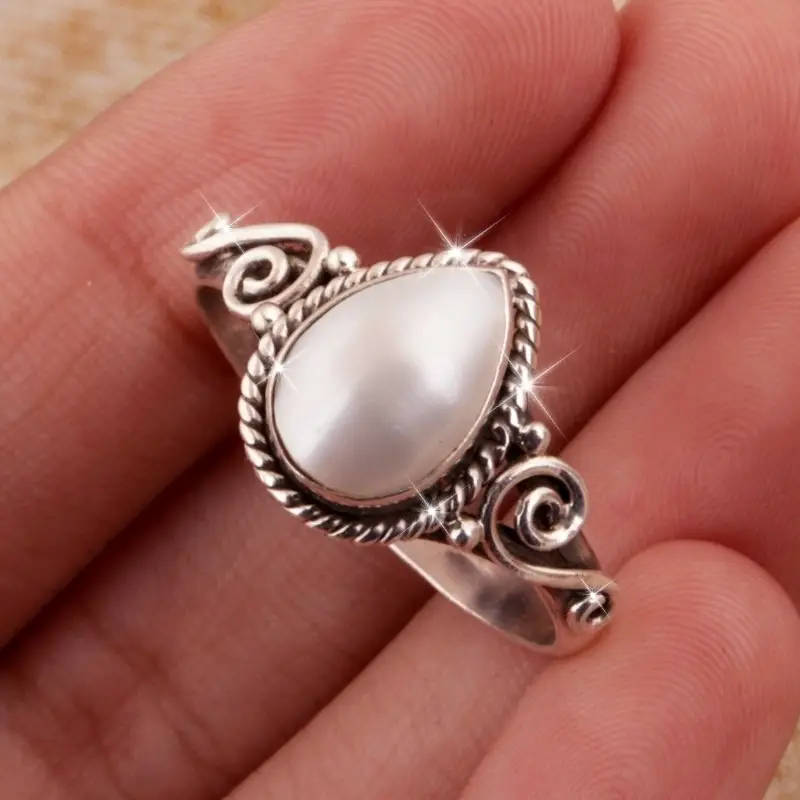 Bague Argentée avec Perle Suspendue