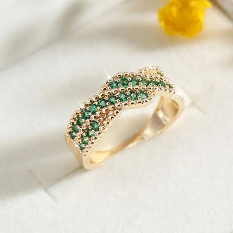 Bague Ondulée en Cristaux Incrustés Verts