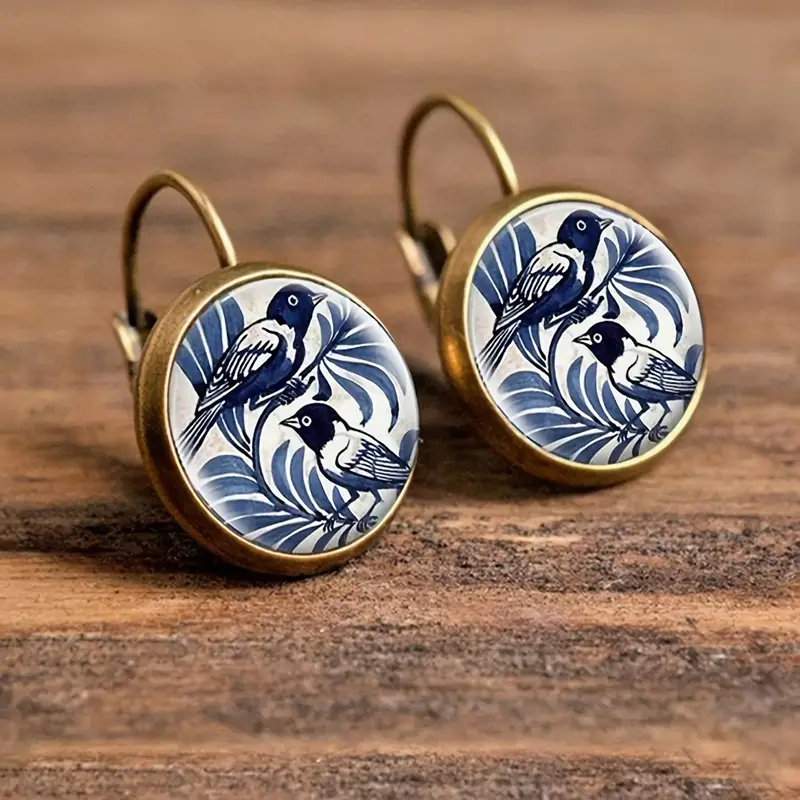 Boucles d'oreilles vintage blanches peintes à la main avec des oiseaux