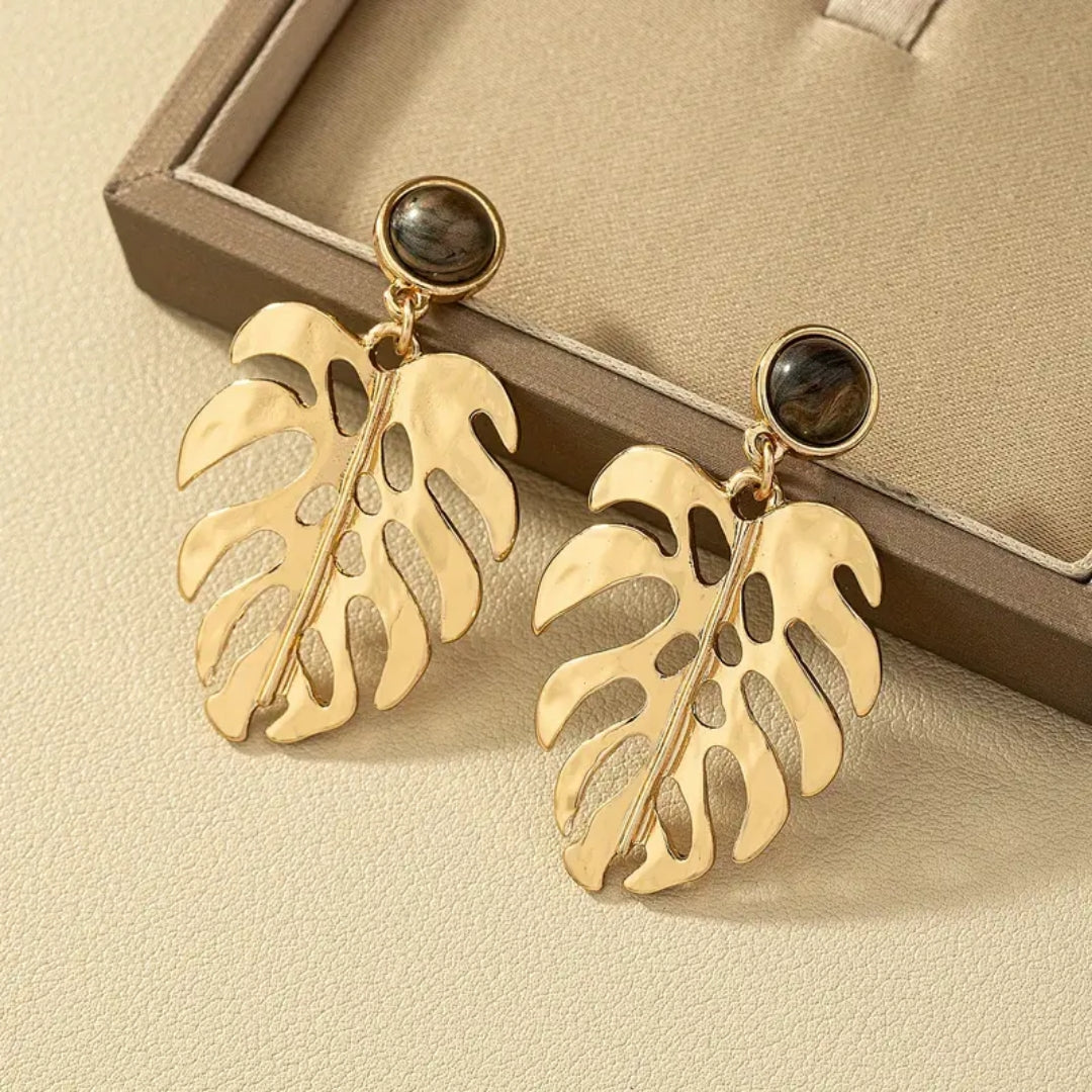 Boucles d'oreilles en pierre noire avec fougère dorée