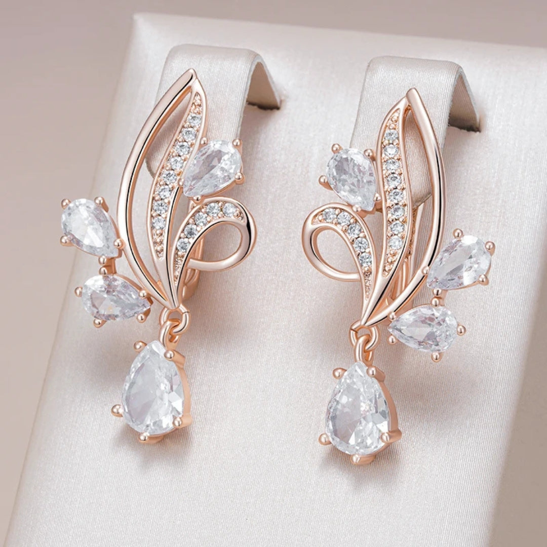 Boucles d'oreilles élégantes en cristal blanc en forme de fleur