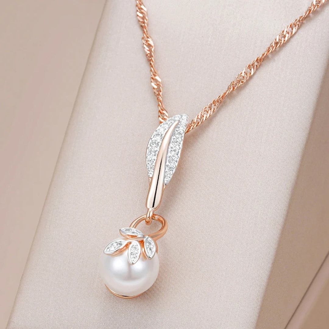 Collier en perles avec feuillage élégant et lumineux